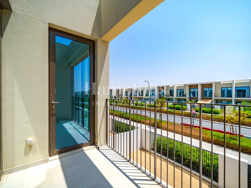 Straight Line Kitchen | Single Row | Near The Gate63807792580865111