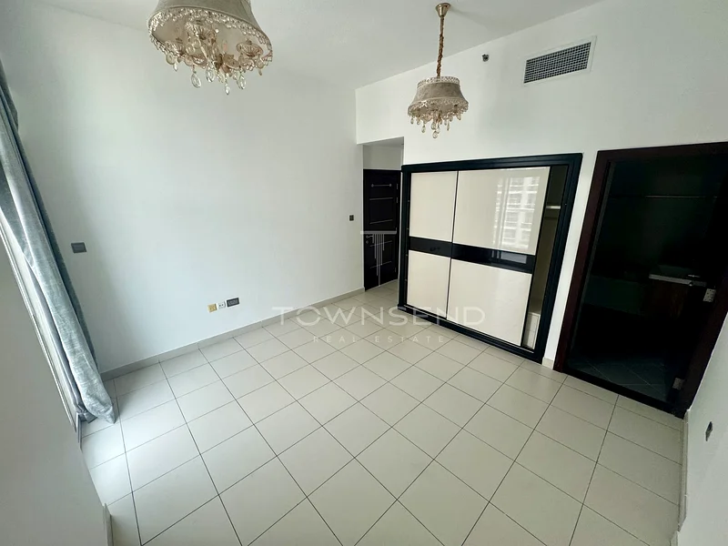 Vacant | Unfurnished | Corner Unit63941967340161114