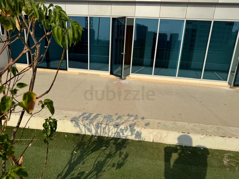 *مباشر من المالك - شقة كبيرة من غرفتي نوم بمسطح أرضي بمستوى البوديوم مع تيراس63731455934083110