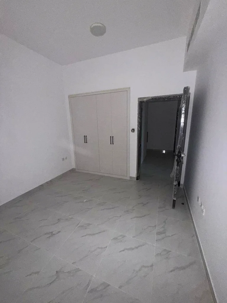 One bedroom, one hall, two bathrooms, built-in wardrobes, first tenant, open view, spacious areas, and a very excellent location63719147362818111