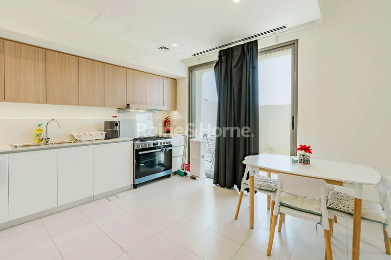 Single Row | Near Pool and Gym | Corner Unit63805749428738114