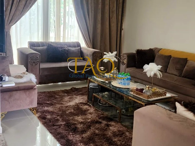 فيلا من 3 غرف نوم مع قاعة ممتدة | متقابلة الخلفية | وسط | مؤثثة |63741058166787110