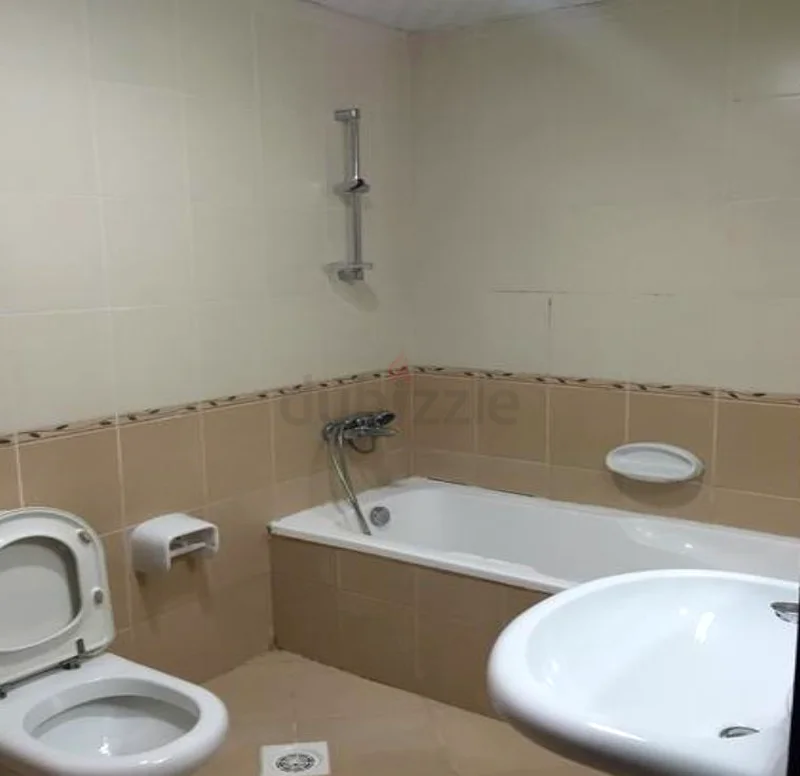 غرفة رئيسية مع حمام داخلي للعائلات الهندية أو المهنيين63796580206081112
