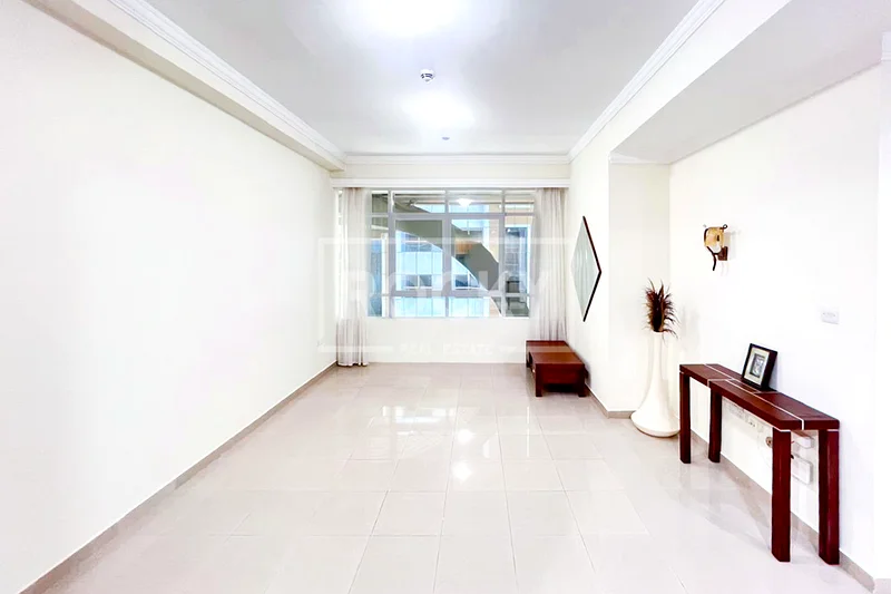 وحدة شاغرة مع غرفة غسيل وصيانتها جيدة64038059666562110