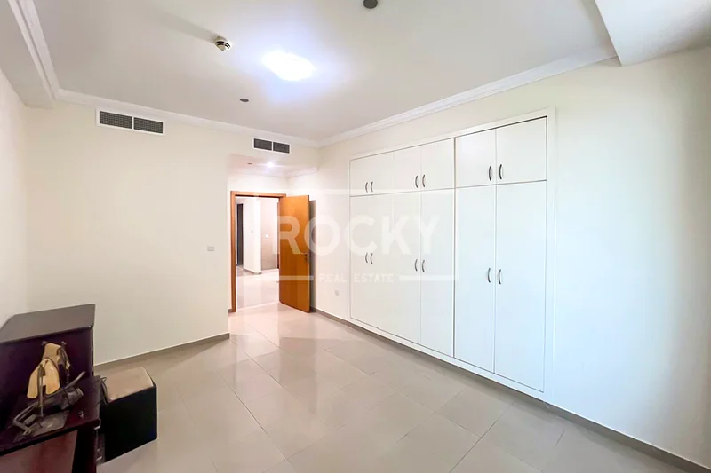 وحدة شاغرة مع غرفة غسيل وصيانتها جيدة64038059666562111