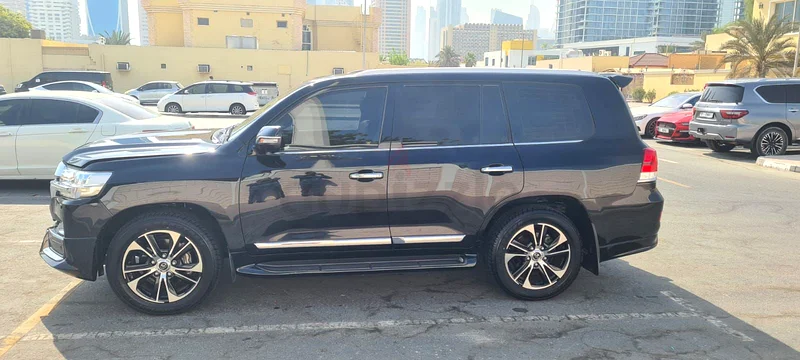 Toyota Land Cruiser VXR V8 5.763700380105858111