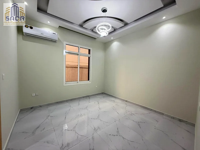 فيلا بتصميم كلاسيكي للإيجار في منطقة الياسمين على شارع رئيسي.63722360393091112