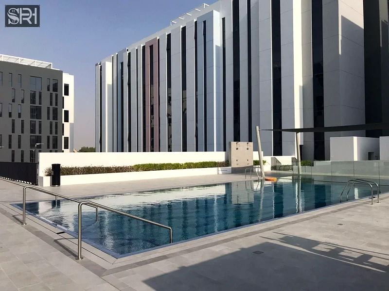 شقة من غرفة نوم واحدة مع تراس على حمام السباحة للإيجار | ريف 1 | العجاده | الشارقة63706051701507112