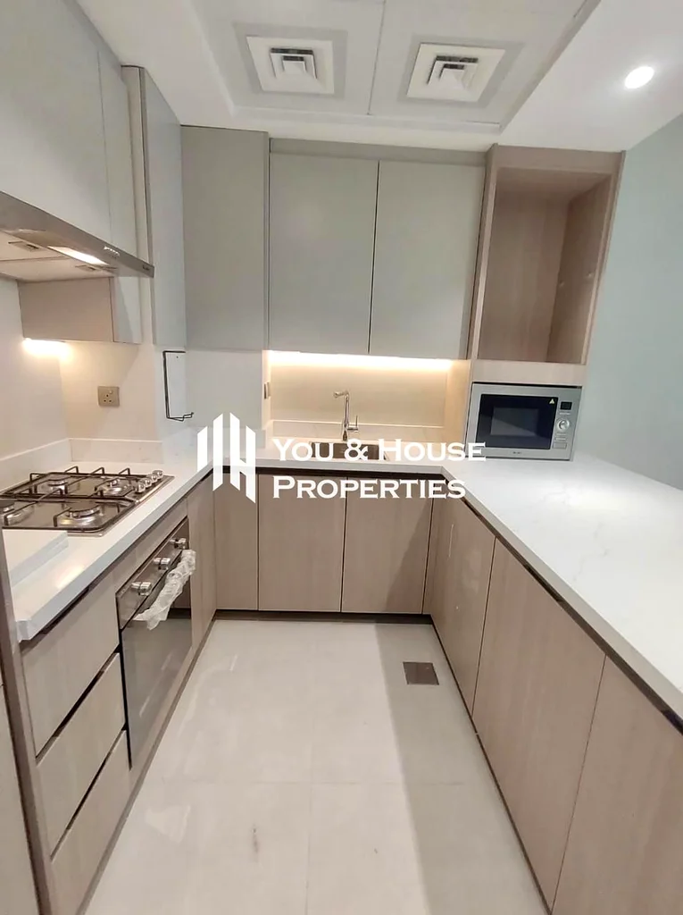شقة بتصميم استوديو للإيجار في الطابق العالي مع مطبخ مجهز بالكامل ومساحة واسعة63784367931649111