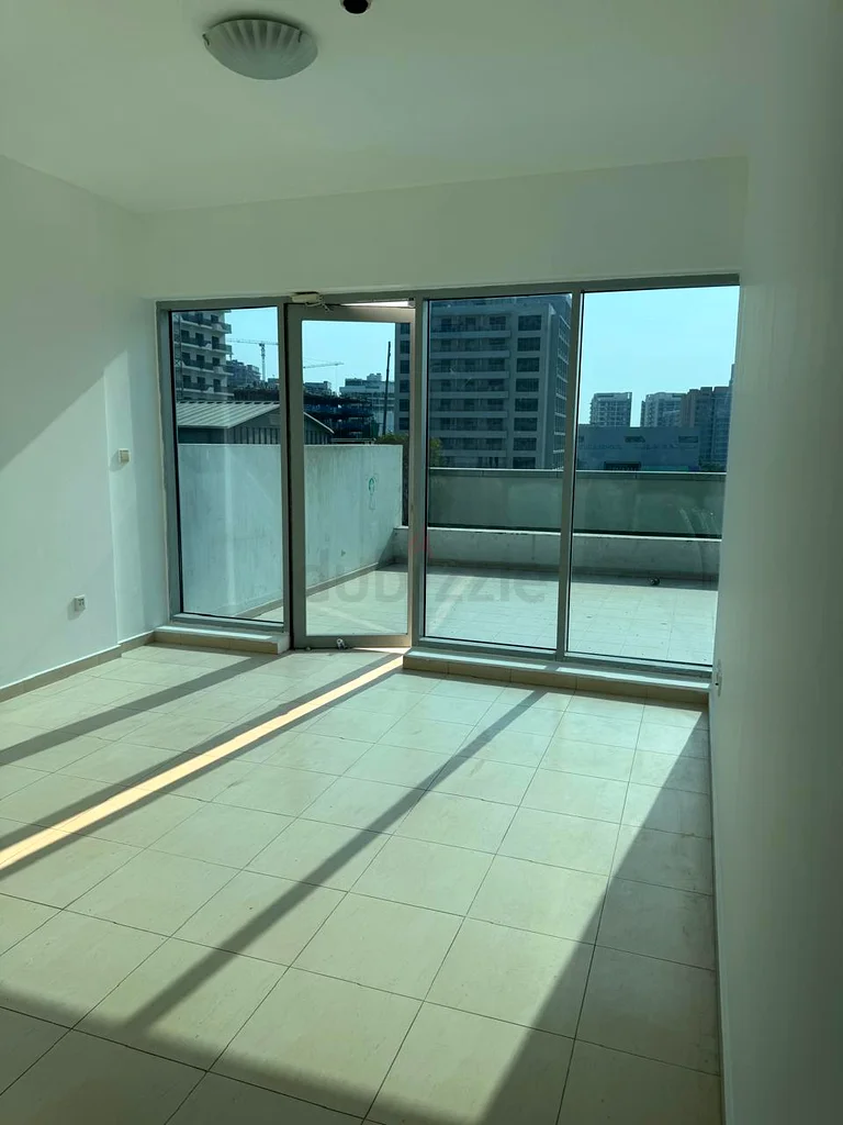 *مباشر من المالك - شقة كبيرة من غرفتي نوم بمسطح أرضي بمستوى البوديوم مع تيراس63731455934083114