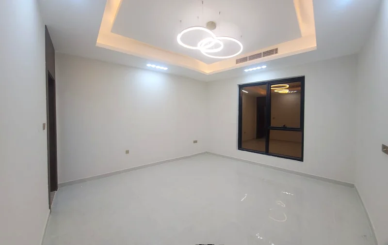 فيلا للبيع في عجمان في حي العليا، الفيلا من طراز جي+2+روف، مجلس، صالتيْن، 5 غرف ماستر، مطبخ كبير، مستودع وغرفة خادمة63873840996995113