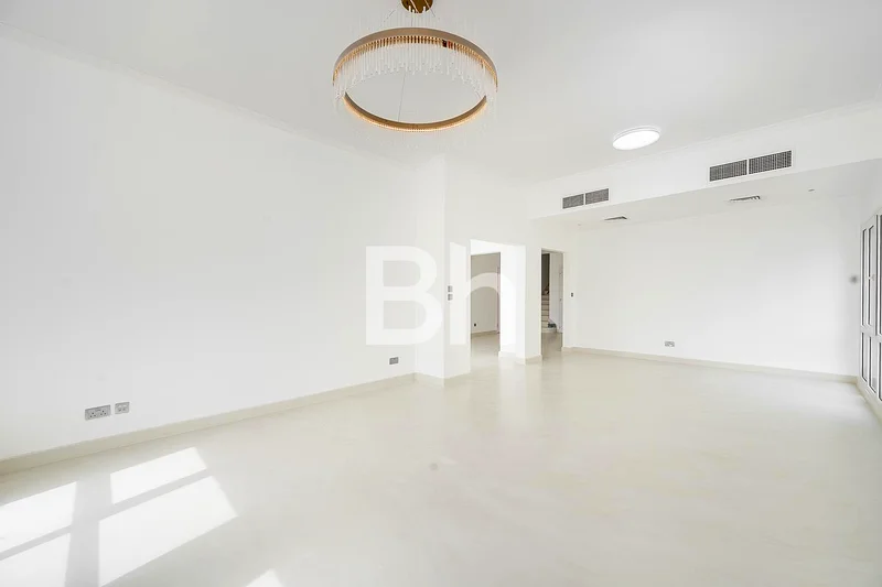 أفضل إطلالة على البحيرة | فيلا شاغرة مكونة من 5 غرف نوم وأكثر مع ترقيات63917562851714113