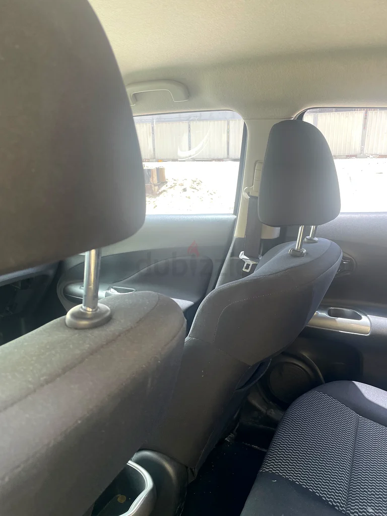 نساء يقودن نيسان جوك بحالة جيدة جداً63699054068739113