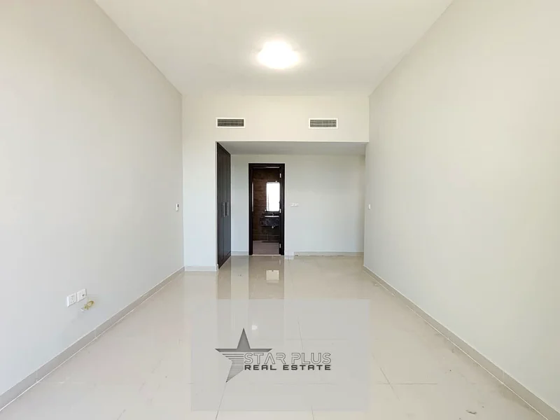 VERY SPACIOUS 2 BEDROOM APARTMENT AT THE MAIN LOCATION READY TO MOVE. WITH PARKING63730149686531113