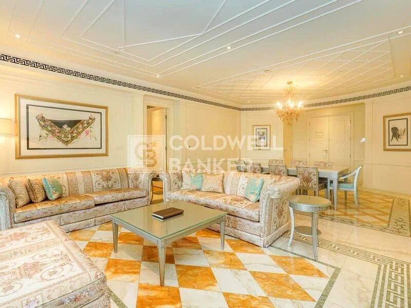 أفضل وحدة من غرفتي نوم مع إطلالة على الجدول | مفروشة بالكامل بعلامة فيرساتشي63967881213825111