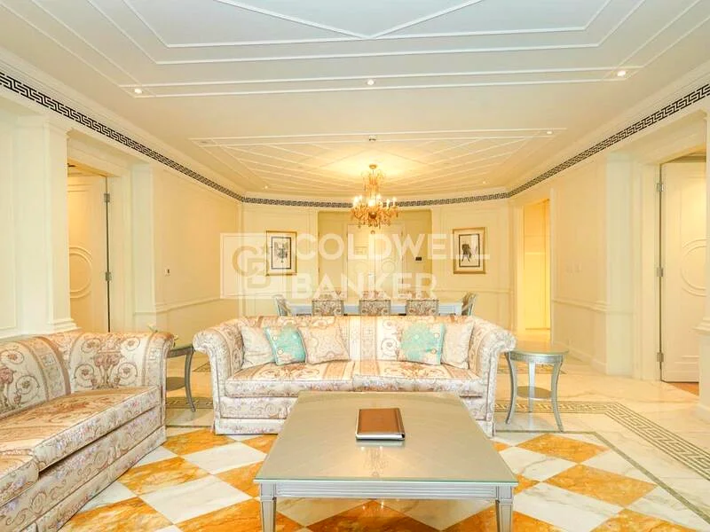 أفضل وحدة من غرفتي نوم مع إطلالة على الجدول | مفروشة بالكامل بعلامة فيرساتشي63967881213825113