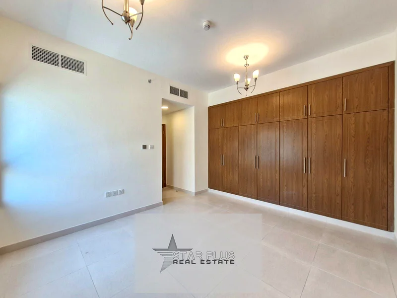 شقة جديدة بمساحة واسعة بغرفة نوم واحدة مع موقف سيارات مغطى جاهزة للانتقال الفوري.63730242892163114