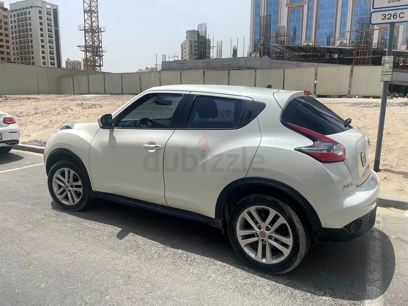 نساء يقودن نيسان جوك بحالة جيدة جداً63699054068739110