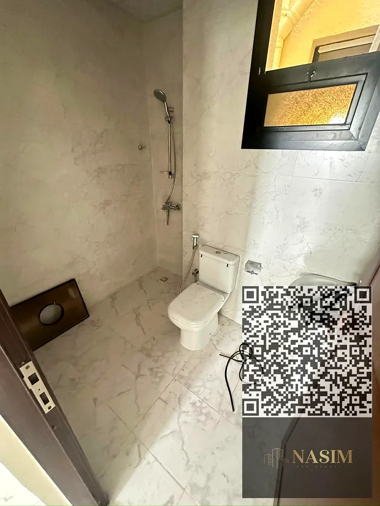 شقة سنوية للإيجار مع مطبخ شبه منفصل وشرفة في الجرف الصناعي 2، عجمان.63809391897473112