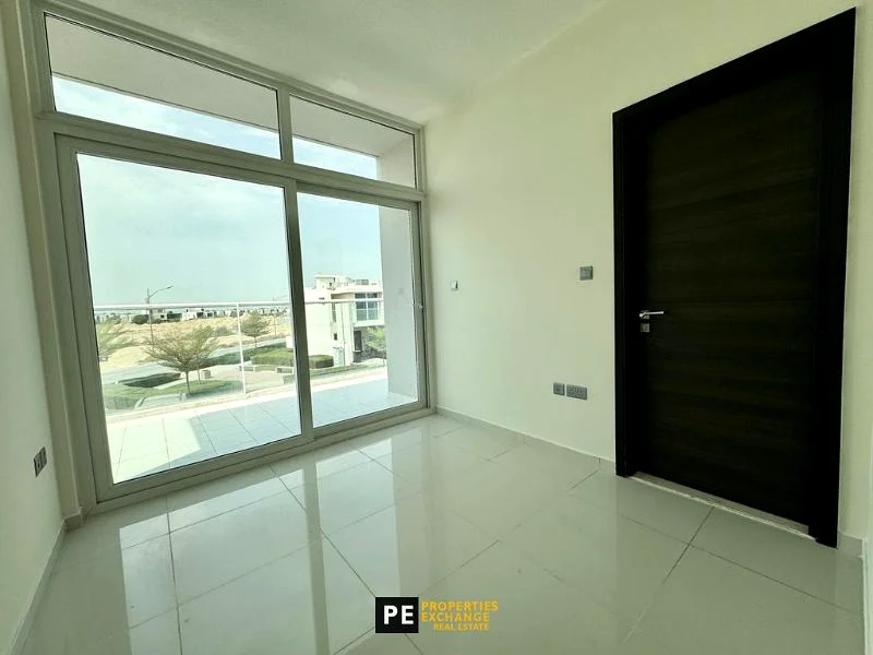 Corner unit | Single Row | Spacious | Unfurnished63741526407810113