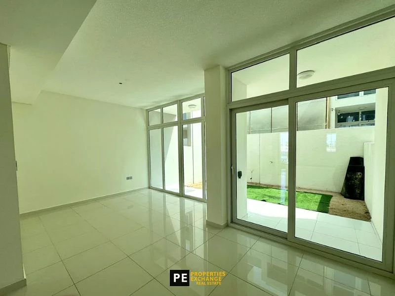 Corner unit | Single Row | Spacious | Unfurnished63741526407810111