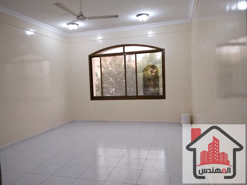 *فيلا عائلية للإيجار*  نحن سعداء بعرض فيلا عائلية للإيجار في موقع متميز في إمارة عجمان، منطقة المويهات 1، بالقرب من شارع الشيخ عمار.  تتميز الفيلا بتصميم رائع63712421046658113