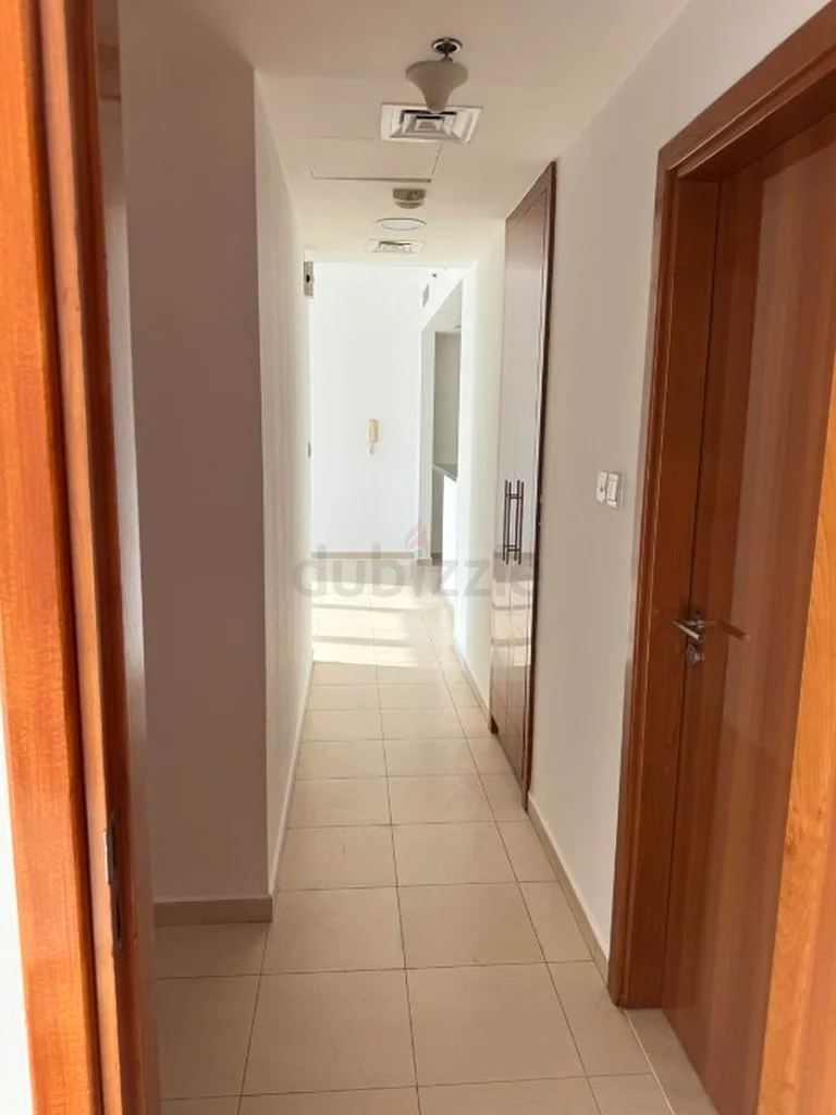*مباشر من المالك - شقة كبيرة من غرفتي نوم بمسطح أرضي بمستوى البوديوم مع تيراس63731455934083111