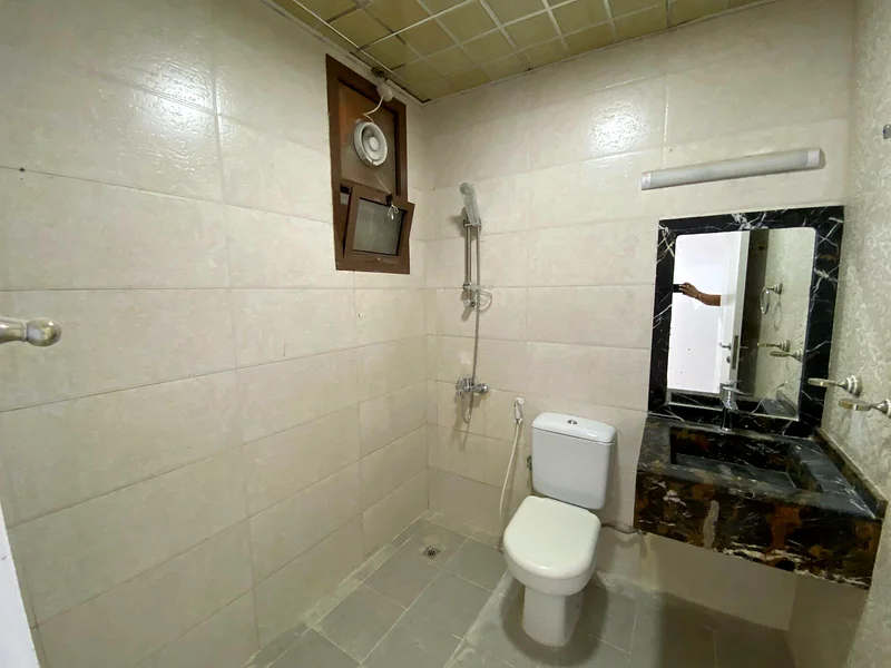 Two rooms, a hall with a balcony, and two bathrooms63722723758850112