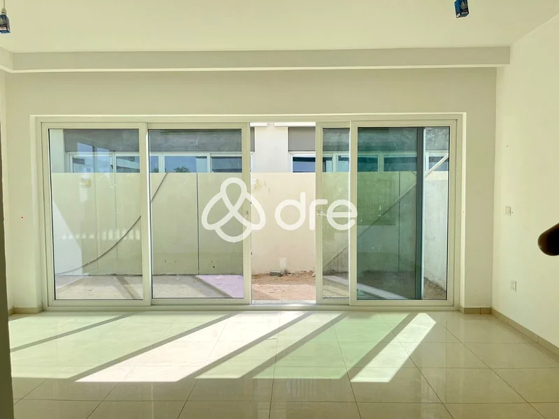 تاون هاوس من 3 غرف نوم + غرفة دراسة | للإيجار63740770194051111