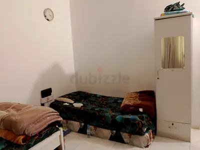 Bed space available for Muslim bechuler in Sharjah Abushgara near park