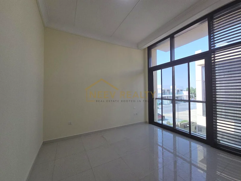 Vacant | Prime Location | 2 Parking | Spacious63738872148994113