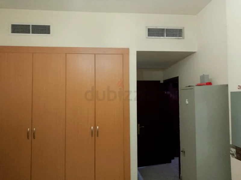 غرفة رئيسية مع حمام داخلي للعائلات الهندية أو المهنيين63796580206081111