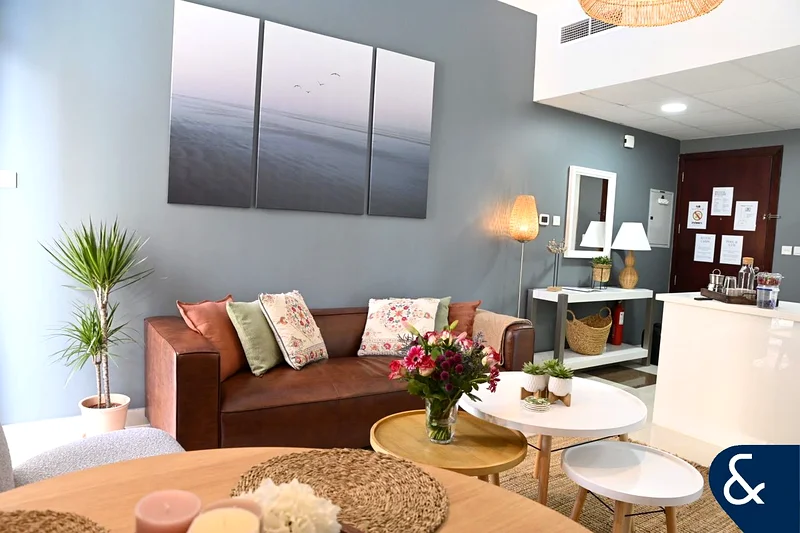 2 Beds | Furnished | Upgraded | Pool View64039043403522110