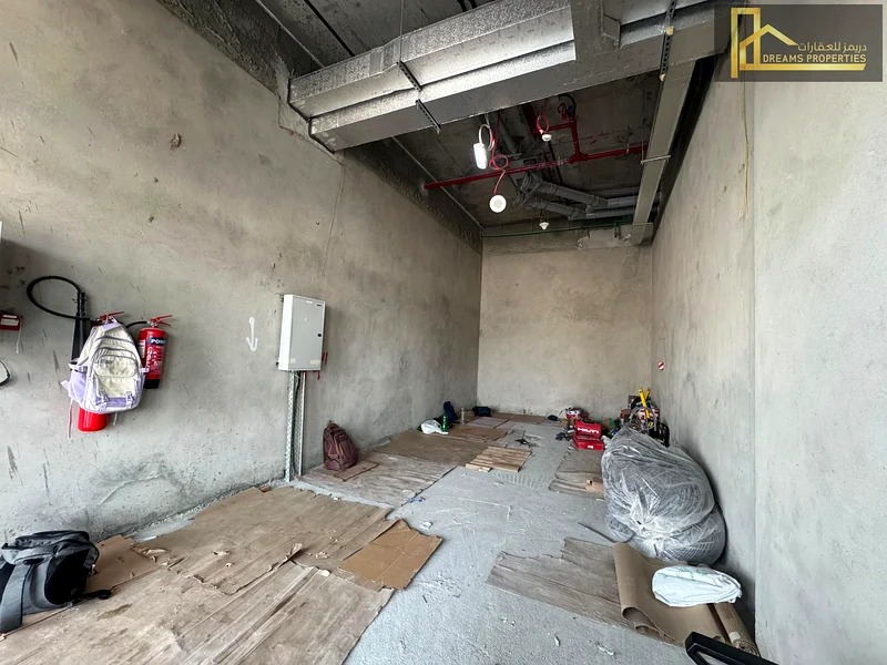 محل للإيجار | إطلالة كاملة على البحيرة والبُرج الخليفه64065367637890110