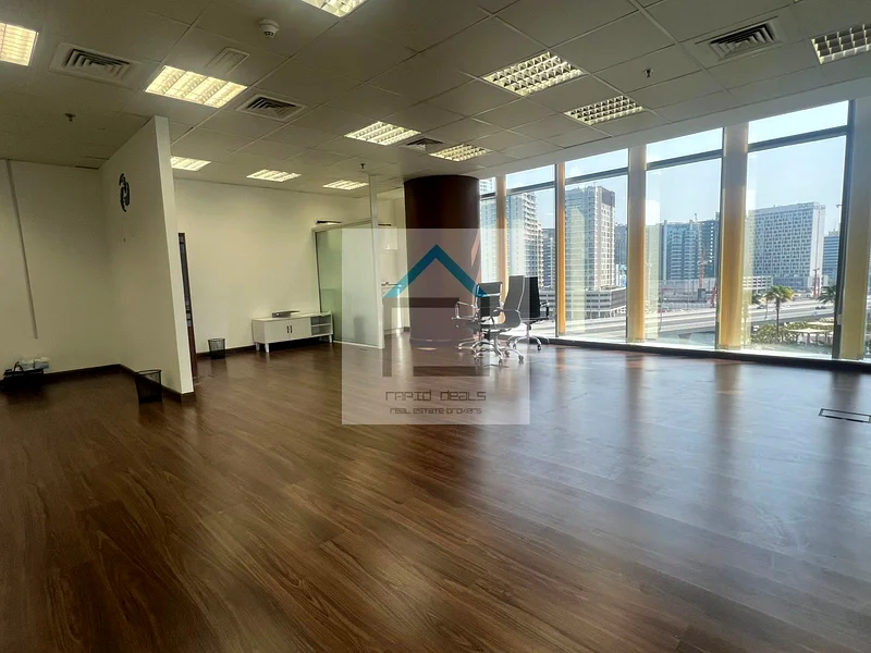 مساحة مكتبية شبه مؤثثة بإطلالة جزئية على القناة63815529626243113