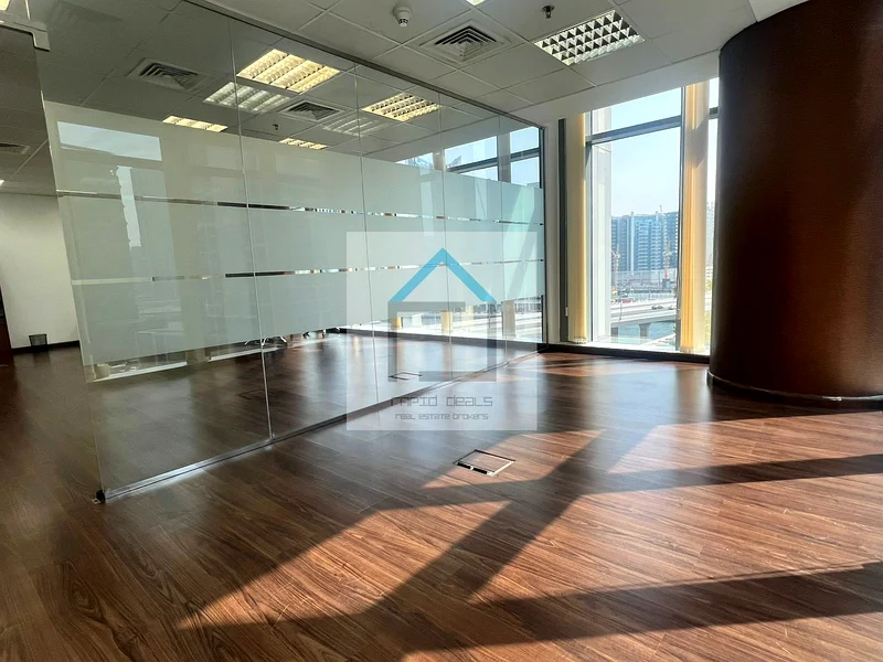 مساحة مكتبية شبه مؤثثة بإطلالة جزئية على القناة63815529626243111