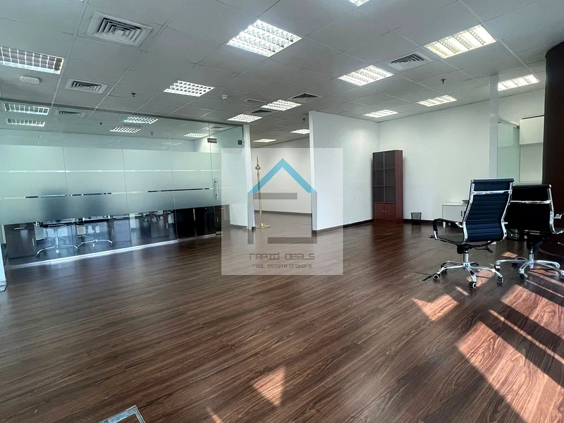 مساحة مكتبية شبه مؤثثة بإطلالة جزئية على القناة63815529626243112