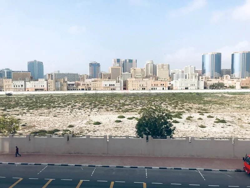 مساحة سرير مفروشة بالكامل متاحة لعازب كيرالا في غرفة نوم مشتركة بين شخصين في بر دوباي63797093132546112