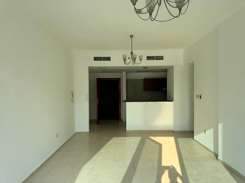 *مباشر من المالك - شقة كبيرة من غرفتي نوم بمسطح أرضي بمستوى البوديوم مع تيراس63731455934083112