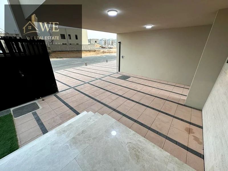 استمتع بحياة الرفاهية في هذه الفيلا الفاخرة المجهزة تجهيزًا كاملاً والمزودة بتكيف مركزي، و4 غرف نوم رئيسية، وغرفتي معيشة، وصالون للضيوف، وغرفة خادمة، وظل مخصص للسيارة63718467857794111