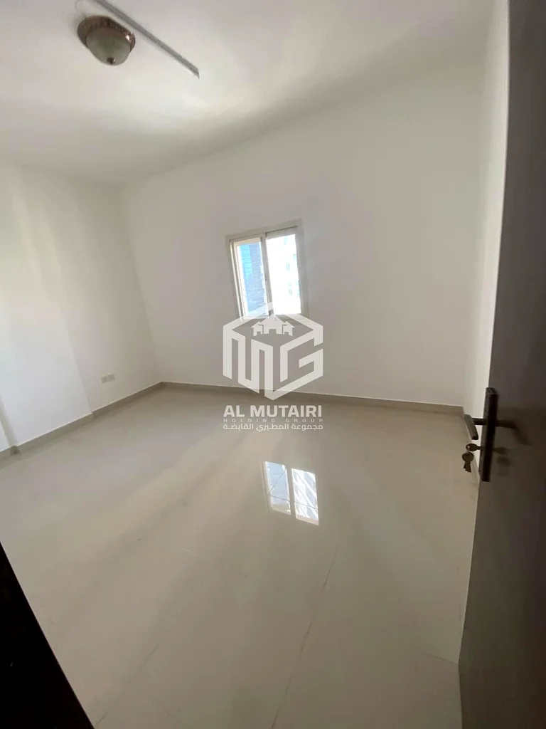 🏢 شقة مكونة من غرفتي نوم للإيجار – الرشيدية، عجمان شقة مريحة في موقع متميز، مباشرةً مقابل أبراج فالكون، مثالية للعائلات أو المحترفين.63720507378178114