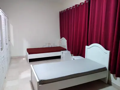 OFFER No security depsit / Executive Ladied Bed Space Financial Metro Shiekh Zayed