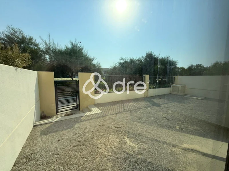 Single Row | Vacant | Bright63736715916547111