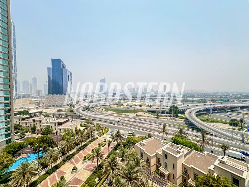 شقة واسعة مكونة من 4 غرف نوم مع غرفة خادمة | شاغرة | غير مؤثثة63777235574529114