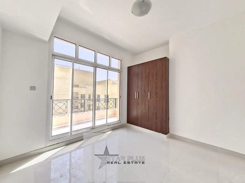 شقة واسعة جداً بغرفتي نوم قريبة من المخرج مع موقف سيارات مغطى63808433405186112