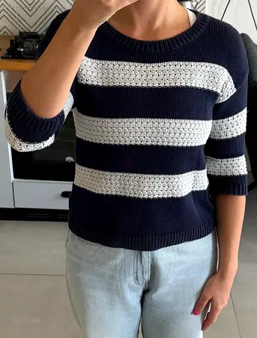 Chic Striped Knitted GAP Sweater - Perfect for Any Occasion!