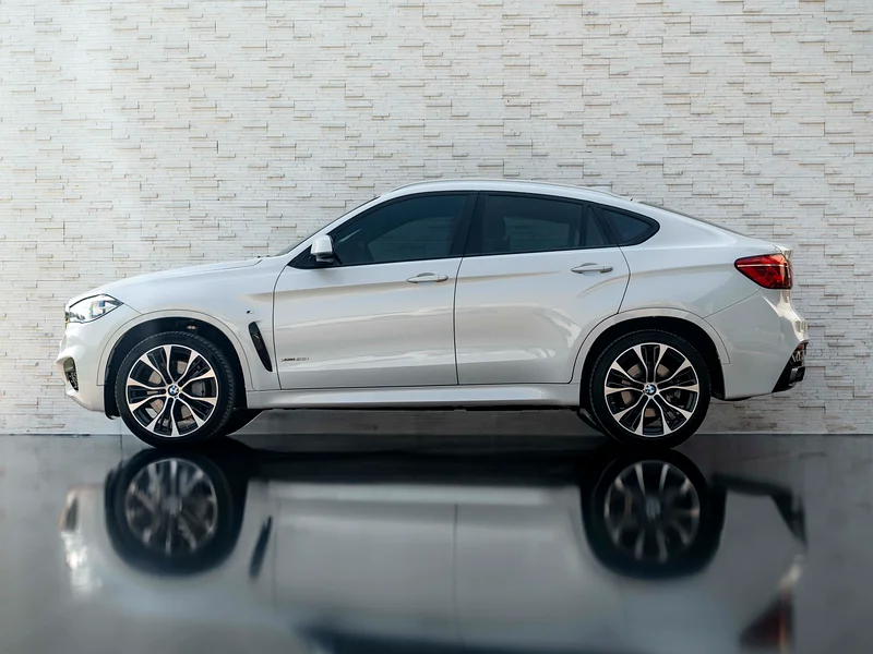 BACK-TO-SCHOOL DEALS • SPORT SUV • XDrive50i M Sport • FULL-SERVICE HISTORY • GCC63700381111170113