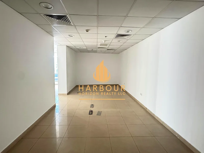 مكتب مجهز بالكامل مع موقف سيارات I 4 I63815435528705114