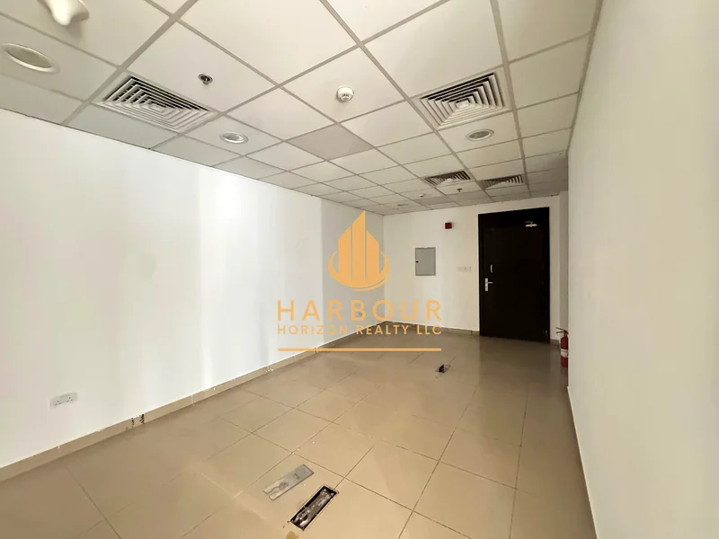 مكتب مجهز بالكامل مع موقف سيارات I 4 I63815435528705112