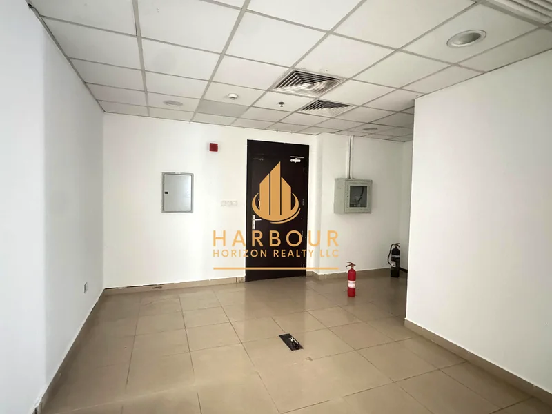 مكتب مجهز بالكامل مع موقف سيارات I 4 I63815435528705113